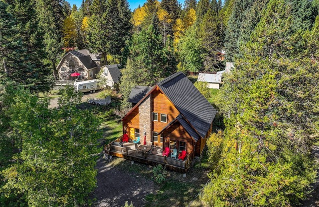 New! Tranquil Aspens - near lake, town, parks - expansive deck - pet friendly