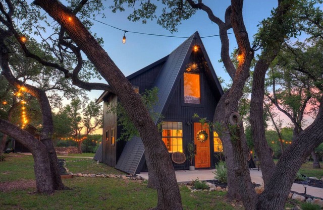 NEW Treehouse at Link Lane 2 Acres w Hot Tub