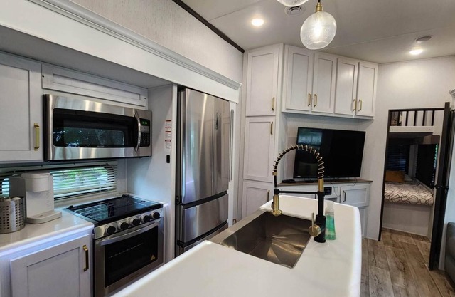 NEW! Trendy RV Rental at River Ranch w/Golf Cart 189