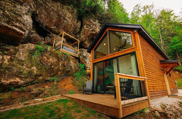 New Unique Hot Tub Under the Cliff, Decks, Pets, Fire Pit