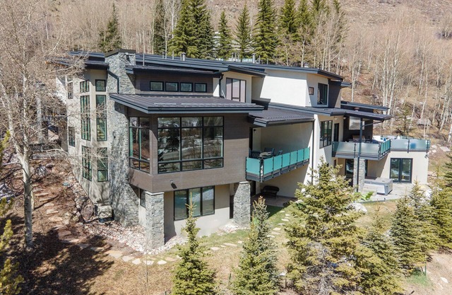 New Vail Chalet. 5 BR, 5 Bath. Spectacular views Easy access to free shuttle bus