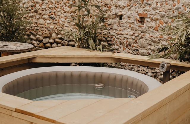 Villa neuve avec jacuzzi, jardin, climatisation