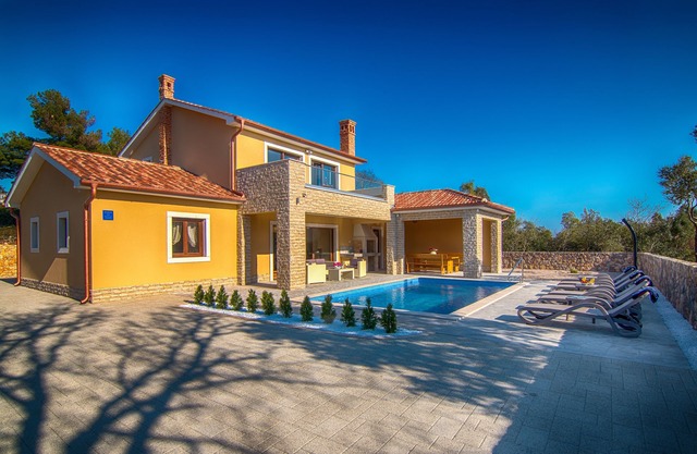 Villa neuve avec piscine, à 500 mètres de la plage, barbecue, vue sur la mer, endroit calme