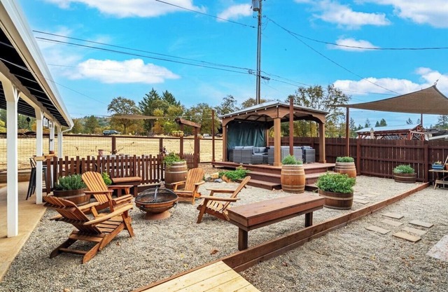 Williams St · NEW Vintage Vine House & Retreat, walk to Main St!