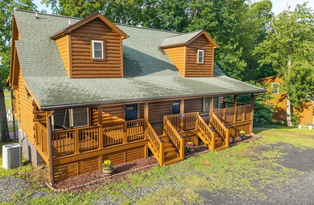 New! Walk to Downtown | Mountain Views | Sleeps 13