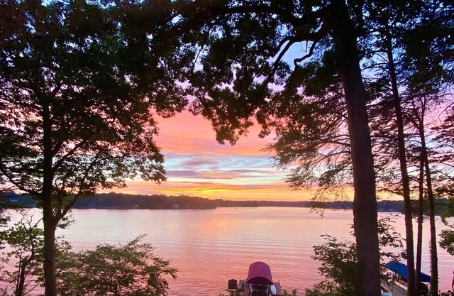 NEW Waterfront Home, Deep Water Dock, Sunset views, Theatre & Game Rooms, Kayaks