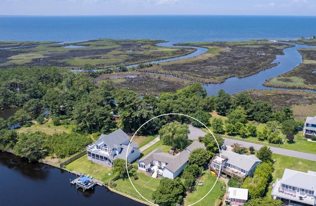🌟New Waterfront Listing🌟New Dock, Furnishings, Renovated, Fenced Yard, Dogs ✔️