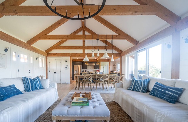 Nouvelle ferme moderne au bord de l'eau sur Tisbury Great Pond