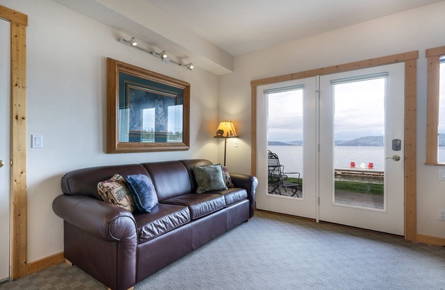 Waterfront Studio near Glacier!