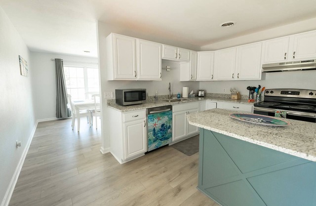 NEW - Waveland's Beach Bliss - 3 minutes from the beach and DT Bay St. Louis