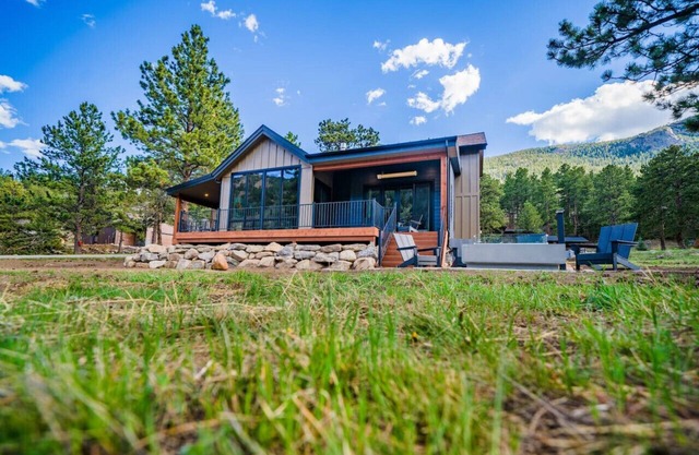 New! Wildlife, fire pit, views, 1 minute to National Park