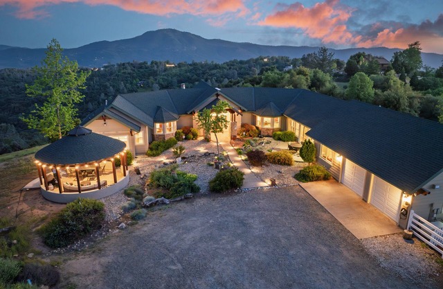 New! Yosemite Cloudline Ridge with HUGE views/spa/game room/more!