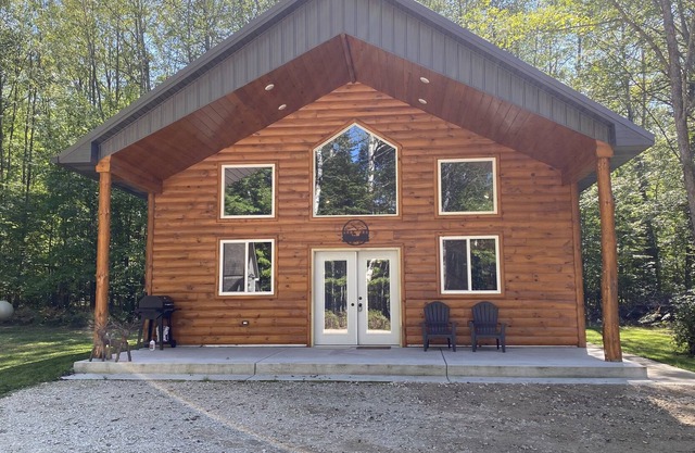 Newer 2 bedroom with loft cabin in the woods