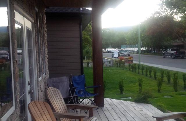 Maison récente de 5 chambres à moins d'un demi pâté de maisons du lac, pour 10 à 12 personnes