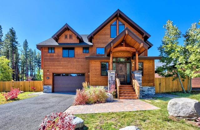 Newer Tahoe Mountain Home, Hot Tub, Walk to Trails, Game Room, Dog Friendly and Fenced, 9 Beds