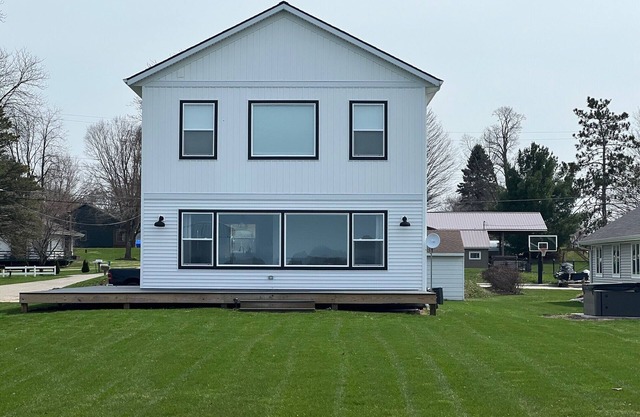 Newer build 3-bedroom cottage on peaceful Fremont Lake with AC, WiFi