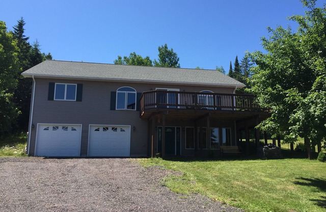 New Home-4 Seasons-Canal Views-Fireplace-Huge Deck-Great Location in Houghton