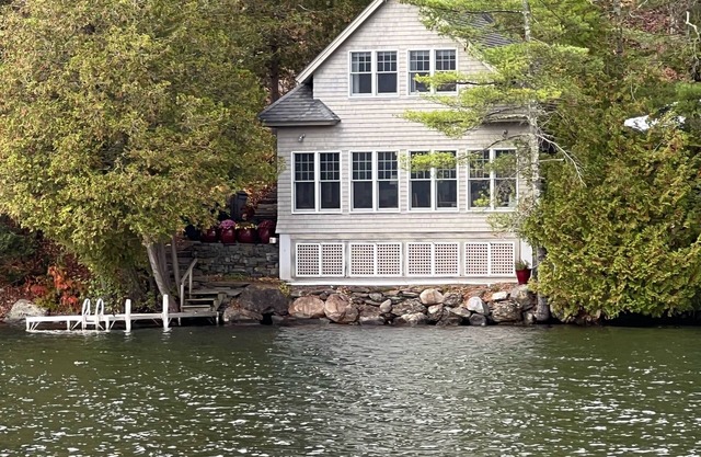 Récent chalet d'une chambre au bord de l'eau sur le lac St. Catherine avec des kayaks