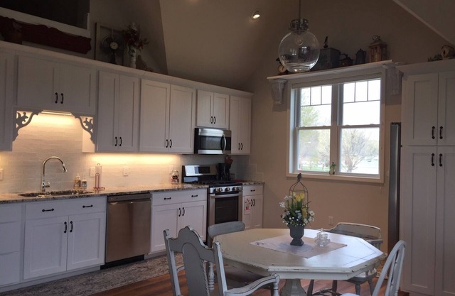 Nouveau chalet spacieux et propre avec vue sur la rivière!