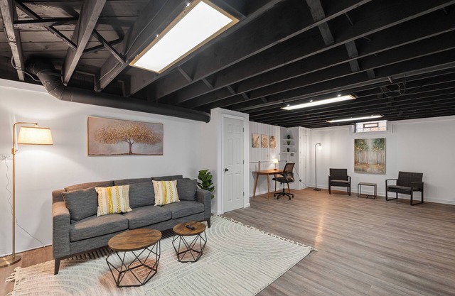 Newley Remodeled 1 Bedroom Apartment -Near Wauwatosa, Free Parking