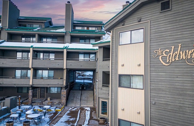 Newley renovated ski-in/ski-out duel condo w communal hot tub and great views