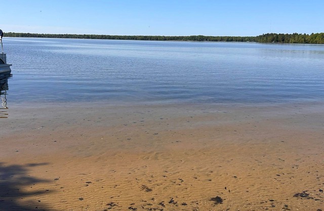 Visitez notre Manistee Lake Retreat avec votre propre plage privée