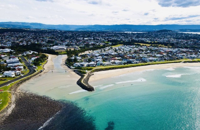 Newly added Coastal charm 80m walk to pristine warilla beach .