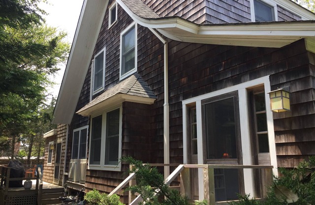 Nouvellement disponible - Maison familiale spacieuse et classique de Fire Island avec des équipements modernes