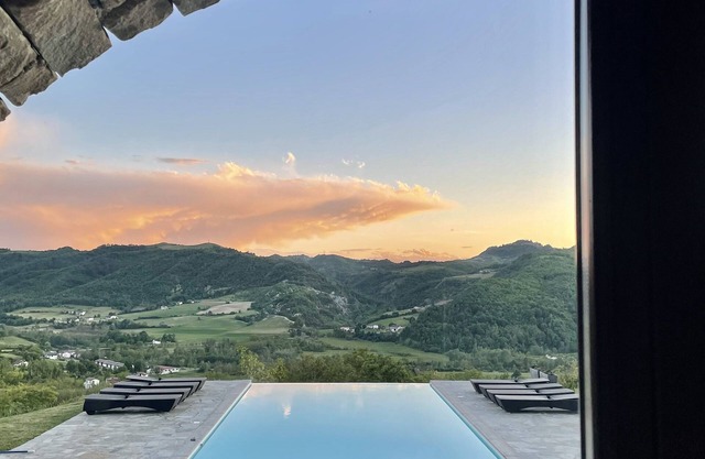 Maison en pierre authentique nouvellement construite avec piscine à débordement