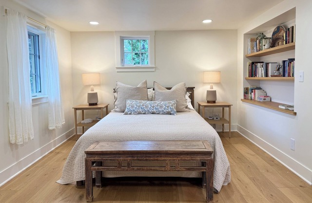 Newly built charming apartment next to Japanese gardens, trails and Lithia Park!