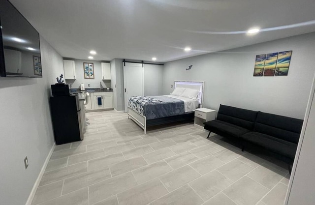 NEWLY BUILT COZY STUDIO B 7 MINUTES FROM NOKOMIS BEACH!!!