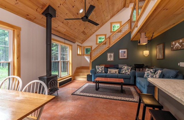 Newly built cozy home on a quiet road 8 minutes to Sugarloaf with EV charger