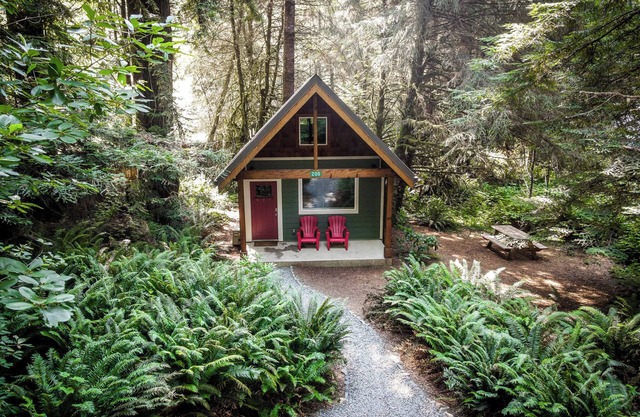 Cabines de luxe nouvellement construites, dans un cadre de séquoias privé près de la rivière Smith