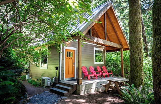 Cabines de luxe nouvellement construites, dans un cadre en séquoia privé près de la rivière Smith