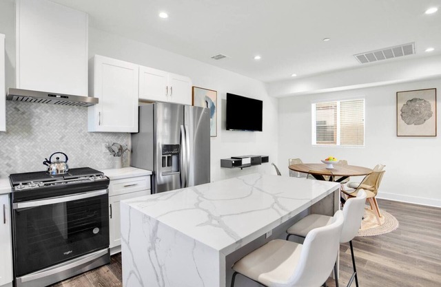 Newly Built Luxury Condo Near Downtown & Hollywood