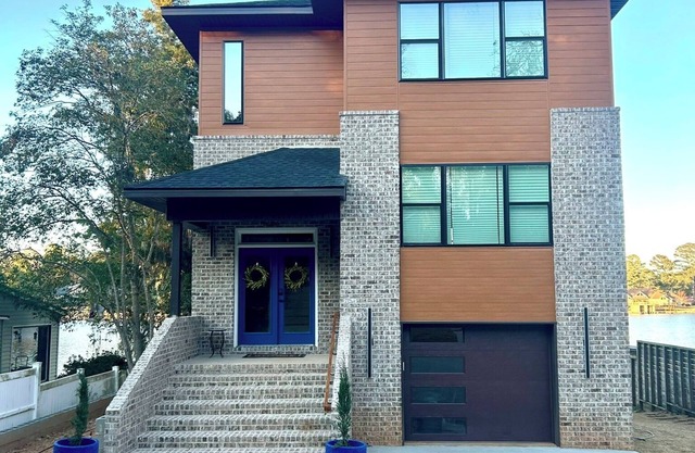 Newly Built, Modern Home Sleeps 10 on Houston Lake in beautiful Perry, GA!