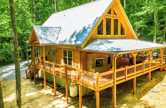 Newly Built, Secluded Log Cabin. 15 min to Downtown. Hot Tub.