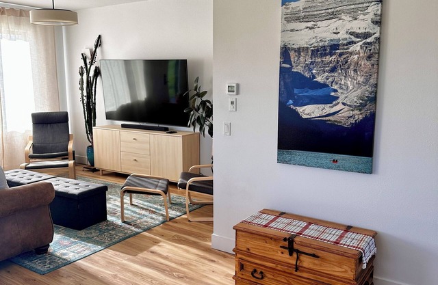 Mountain Time House; Newly Built, Bright, Green Design