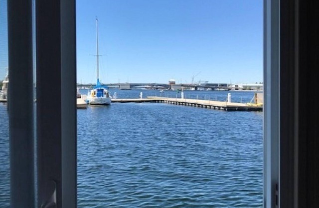 Récemment construit, Bay Breeze, le chalet flottant. Réservez votre séjour aujourd'hui!