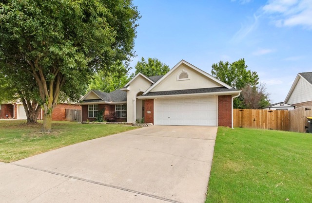 Newly decorated/great location, convenient to UoA, Walmart Amp, and all of NWA