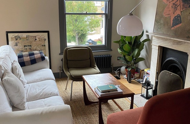 Newly done 2-bed, 2-bath flat in Peckham, SE London.