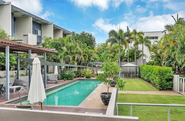 NEWLY FURNISHED APARTMENT/ 3BEDROOM with 4BEDS, LARGE POOL, BACK DECK & GARDEN.