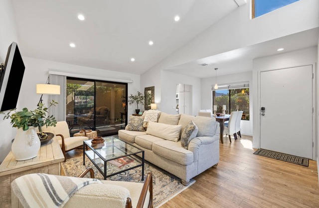 Newly furnished Condo in Heart of Palm Desert! Pool, PickleBall!