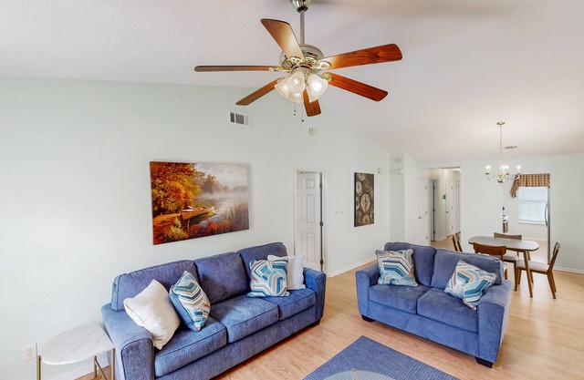 Newly furnished townhome near Augusta National with 85" TV