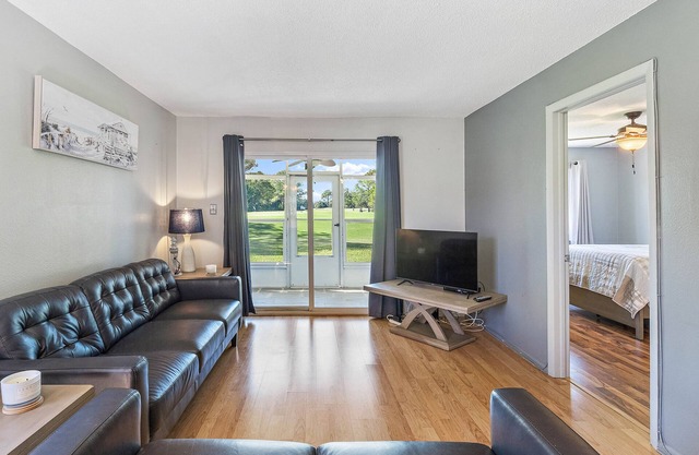 Newly furnished 2-beds condo w/ golf course view!