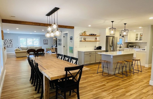 *** Newly Listed Lake House! Sleeps up to 12. Large sandy beach & swim area ***