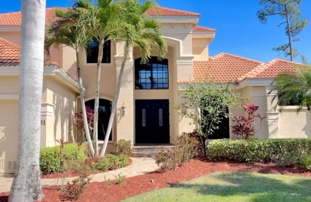 Newly owned and updated Villa with private htd pool/hot tub, next to the river