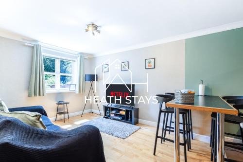 Newly Refurbed Warwick Apt 2BR Sleeps 3 Free Parking