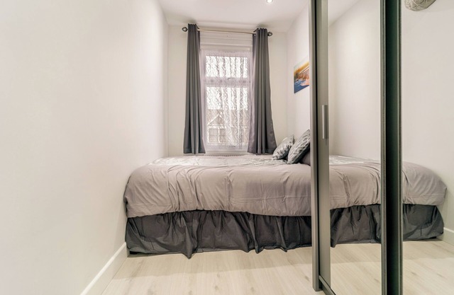 Newly Refurbished 2 Bedroom Flat Near Train Station in Seven Kings/london