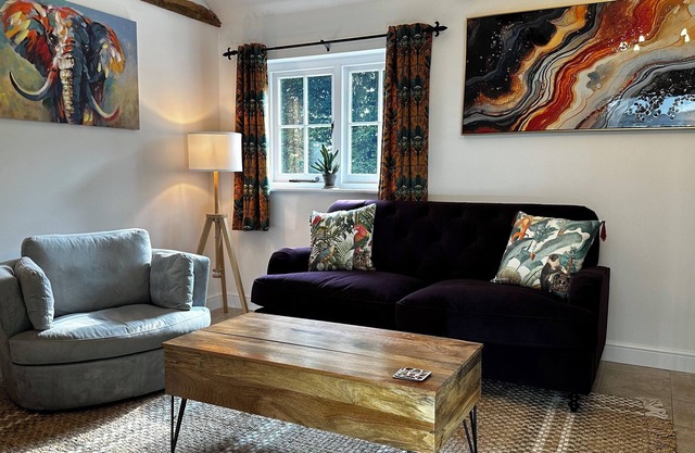 Newly refurbished Coach House. Close to transport hubs.